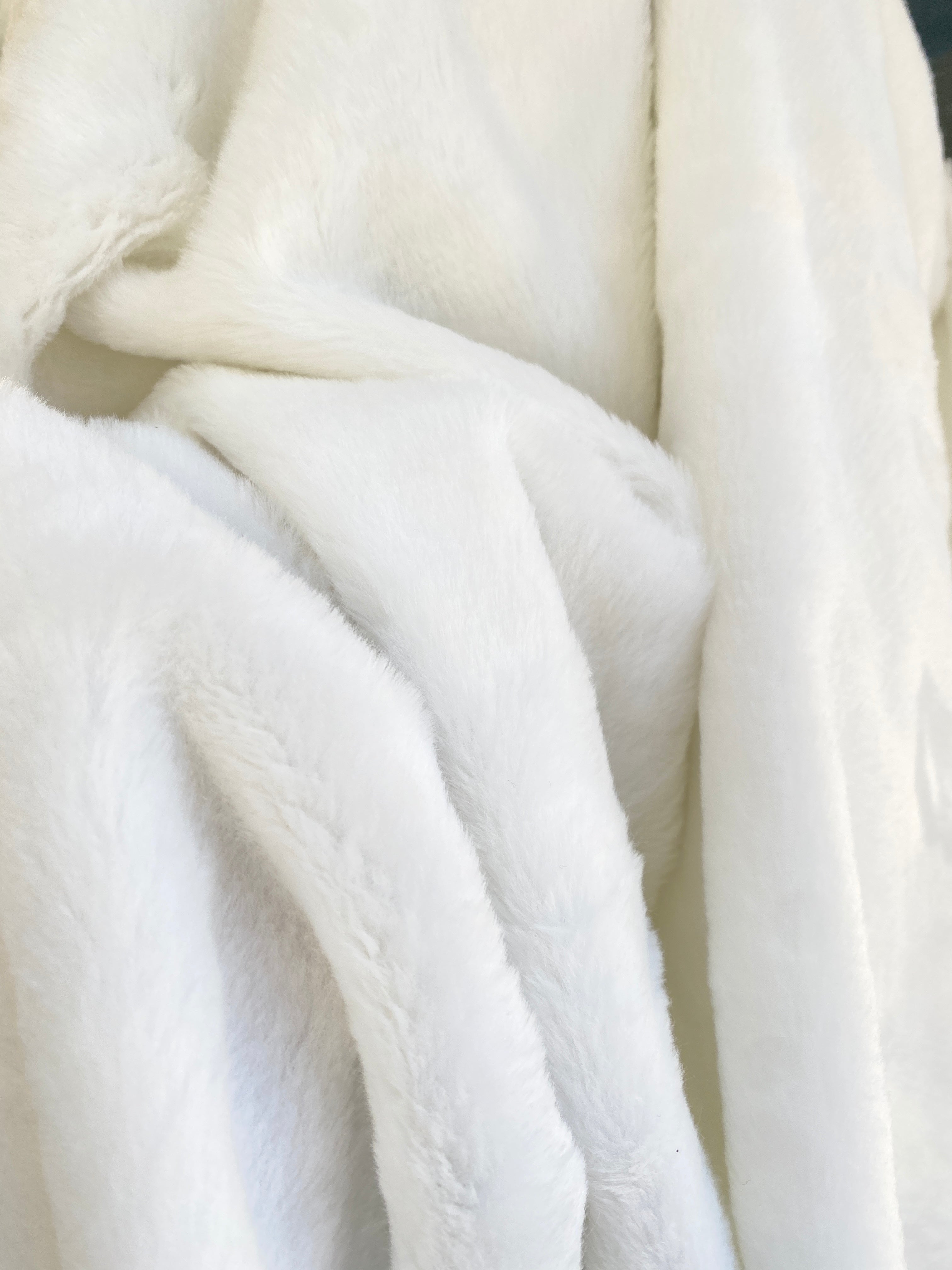 White Short Pile Luxury Faux Fur, off white Luxury Faux Fur, bright white Luxury Faux Fur, milky white Luxury Faux Fur, Luxury Faux Fur for winter, Luxury Faux Fur for woman, premium Luxury Faux Fur, cheap Luxury Faux Fur