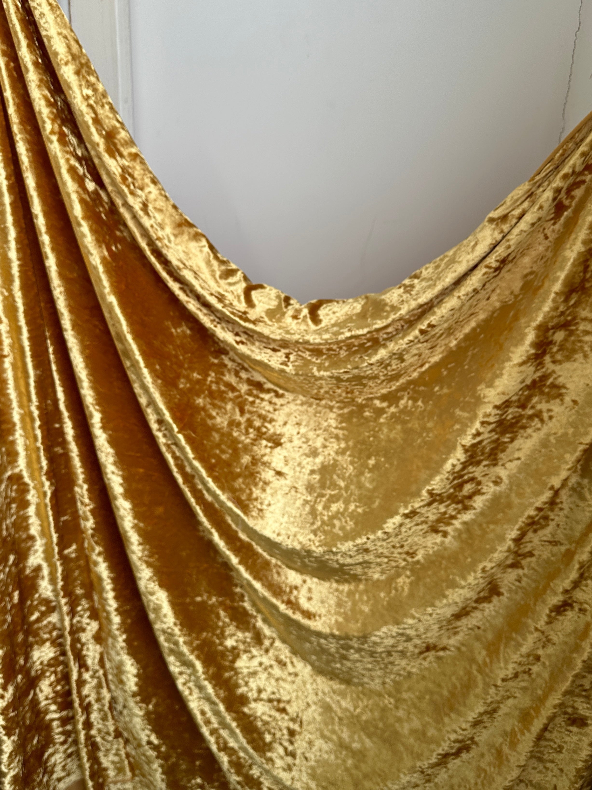 gold crushed velvet, dusty gold crushed velvet, champagne crushed velvet, light gold velvet, dark gold for woman, dark yellow velvet, kikitextile velvet, velvet for woman, velvet for bride, velvet los angelos, premium velvet, buy velvet online, velvet on discount, velvet on sale