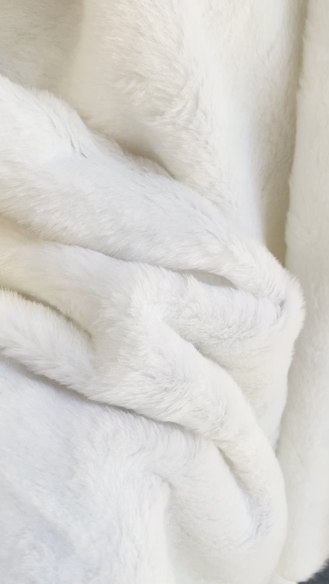 White Short Pile Luxury Faux Fur, off white Luxury Faux Fur, bright white Luxury Faux Fur, milky white Luxury Faux Fur, Luxury Faux Fur for winter,  Luxury Faux Fur for woman, premium Luxury Faux Fur, cheap Luxury Faux Fur