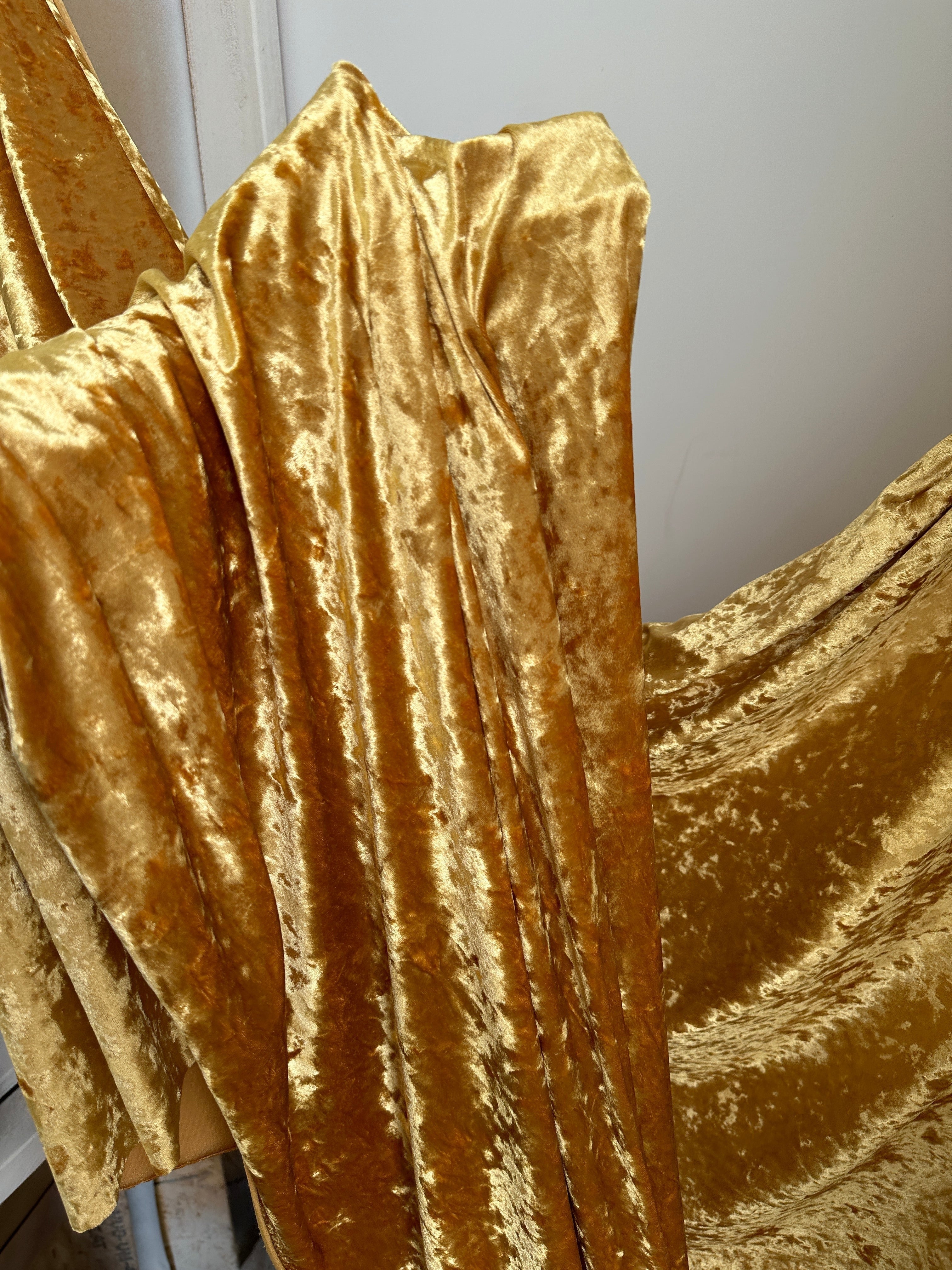 gold crushed velvet, dusty gold crushed velvet, champagne crushed velvet, light gold velvet, dark gold for woman, dark yellow velvet, kikitextile velvet, velvet for woman, velvet for bride, velvet los angelos, premium velvet, buy velvet online, velvet on discount, velvet on sale