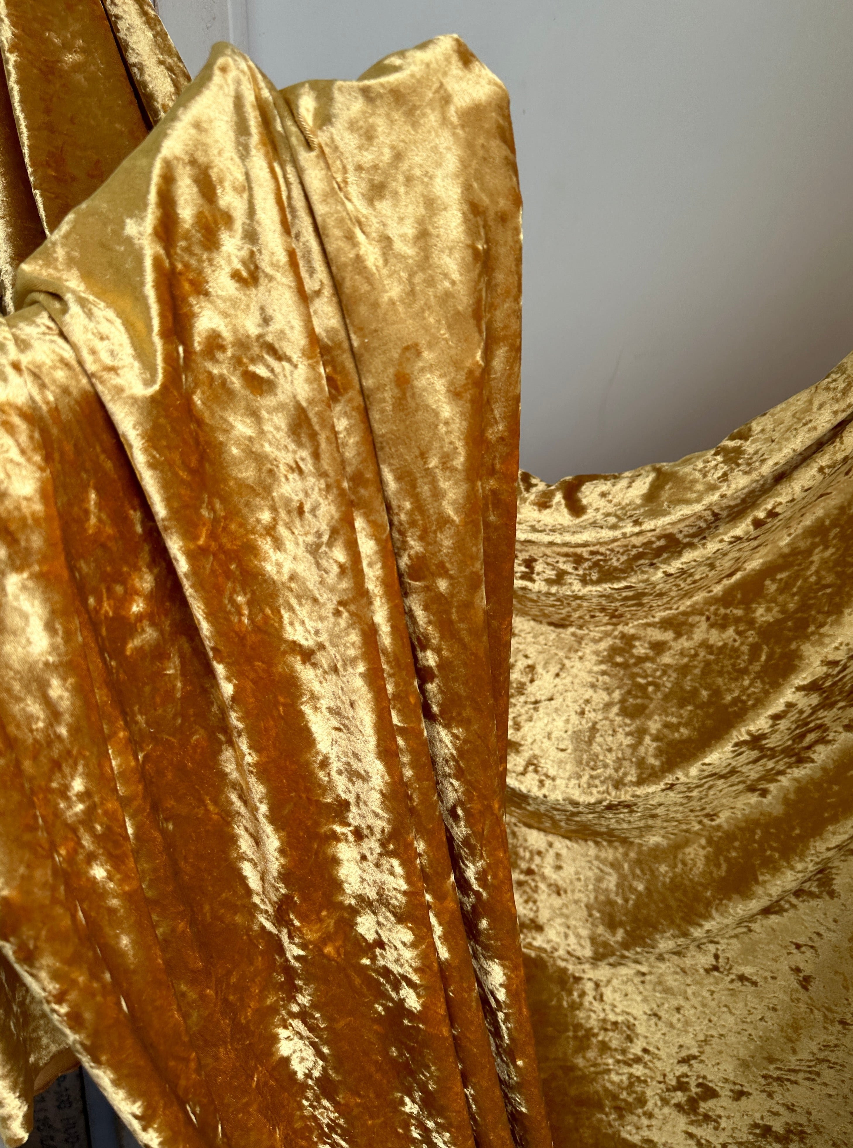 gold crushed velvet, dusty gold crushed velvet, champagne crushed velvet, light gold velvet, dark gold for woman, dark yellow velvet, kikitextile velvet, velvet for woman, velvet for bride, velvet los angelos, premium velvet, buy velvet online, velvet on discount, velvet on sale