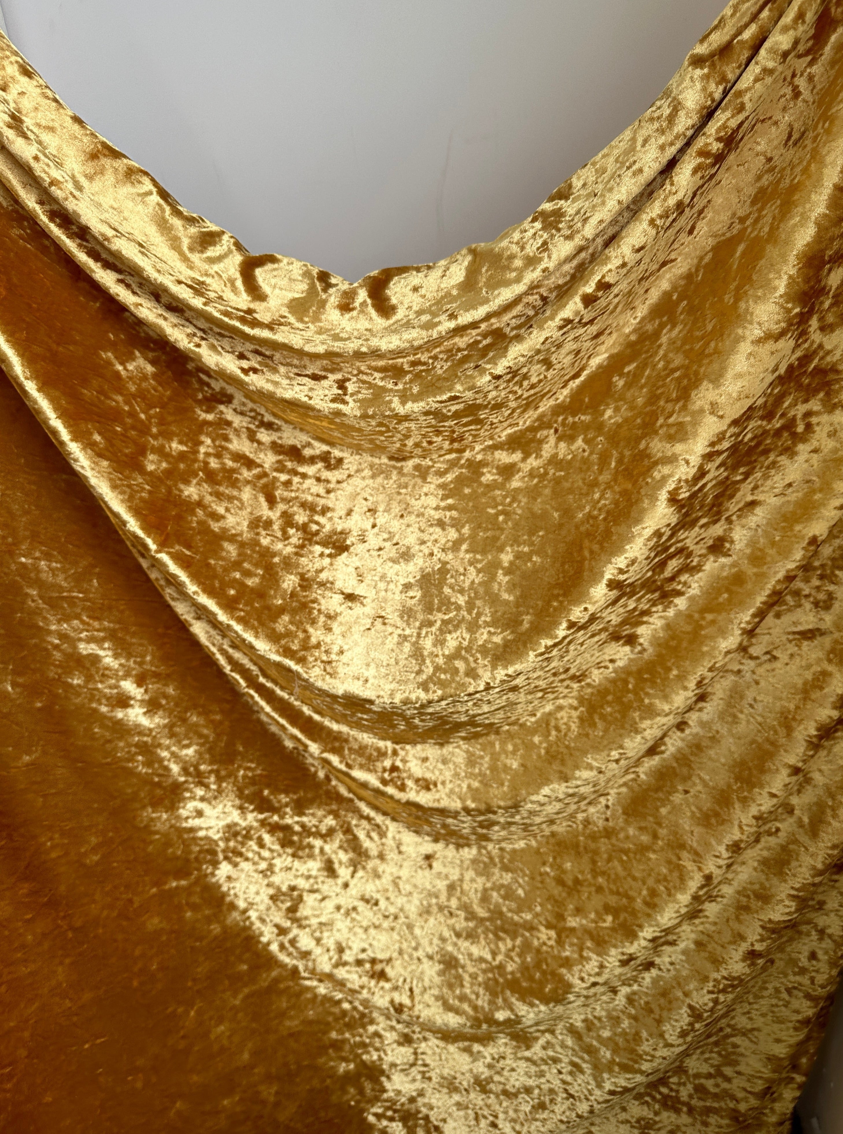 gold crushed velvet, dusty gold crushed velvet, champagne crushed velvet, light gold velvet, dark gold for woman, dark yellow velvet, kikitextile velvet, velvet for woman, velvet for bride, velvet los angelos, premium velvet, buy velvet online, velvet on discount, velvet on sale